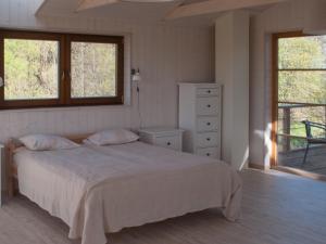 Una cama o camas en una habitación de Mokko Lakehouse