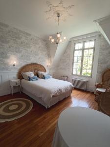 Postel nebo postele na pokoji v ubytování Manoir de Camblain