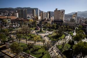 ein Park in einer Stadt mit hohen Gebäuden in der Unterkunft DREAM By Stannum Hotel in La Paz + 54 Fotos