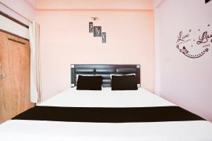 A bed or beds in a room at Hotel O Pankaj