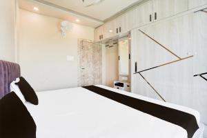 A bed or beds in a room at Hotel O Pankaj Még 22 kép