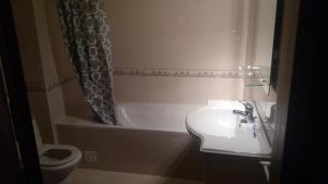 y baño con lavabo, bañera y aseo. en Quinta da Casinha Homestay, en Pombal