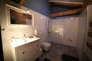 Koupelna v ubytování Attalos Suites Hotel