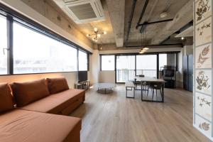 una sala de estar con un sofá y una mesa en SLEEPLAB 神楽坂 -Kagurazaka-, en Tokio