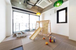 Una sala de juegos con una escalera para trepar y juguetes dentro. en SLEEPLAB 神楽坂 -Kagurazaka-, en Tokio