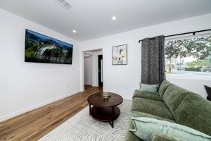 Ruang duduk di NoHo Home Near Universal Studios