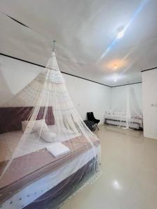 Giường trong phòng chung tại Mamatua N Saleo Villa