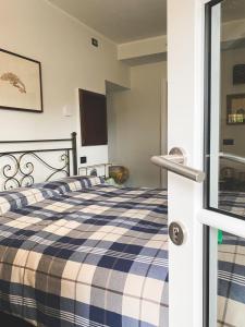 a bedroom with a blue and white checked bed at Residenza Nemus Vinea Mare e Montagna in Graveglia