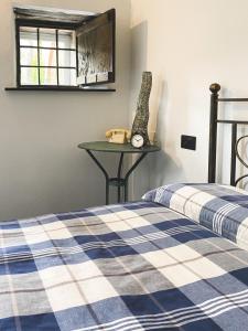 a bedroom with a bed and a table at Residenza Nemus Vinea Mare e Montagna in Graveglia +6 photos