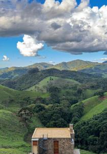 un edificio in mezzo a verdi colline di Terraços das Estrelas - Refúgio a 3 km do centro de Gonçalves! a Gonçalves