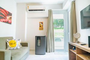 a living room with a couch and a tv at Apartamento em Cotovelo In Mare Bali 256 - Qavi in Granja Beira Mar