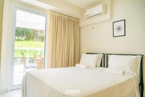 a bedroom with a bed and a large window at Apartamento em Cotovelo In Mare Bali 256 - Qavi in Granja Beira Mar +35 photos