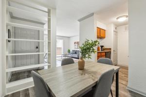 Un comedor y una cocina con mesa y sillas. en Reserve 1331 I Spacious 1 Bed 1 Bath, en Houston