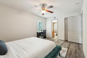 Un dormitorio con una cama y un ventilador de techo. en Reserve 1331 I Spacious 1 Bed 1 Bath, en Houston