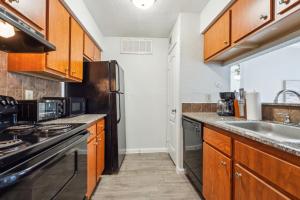 Dapur atau dapur kecil di Reserve At Westwood 2103 I Spacious 1 Bed 1 Bath +8 gambar