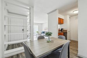 Un comedor y una cocina con mesa y sillas de madera. en Reserve At Westwood 2192 I Spacious 1 Bed 1 Bath, en Houston 8 fotos más