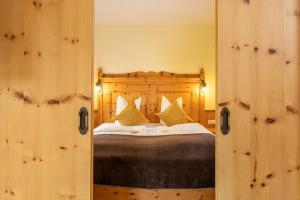 Letto o letti in una camera di Naturhotel Hüttenwirt im Grossarltal