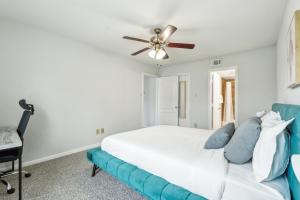 Un dormitorio con una cama blanca y un ventilador de techo. en Reserve At Westwood 2300 I Spacious 1 Bed 1 Bath, en Houston