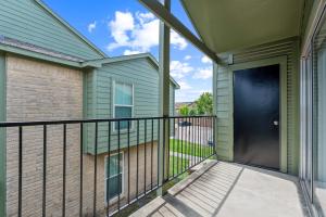 Un balcón con una puerta negra en una casa. en Reserve At Westwood 3278 I Spacious 1 Bed 1 Bath, en Houston