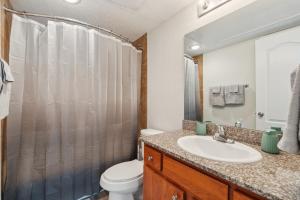 Un baño con inodoro, lavabo y ducha. en Reserve At Westwood 3278 I Spacious 1 Bed 1 Bath, en Houston 8 fotos más