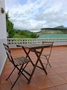 Una mesa de picnic de madera y una silla en un tejado. en Casa García, Cantabria, en Pesquera