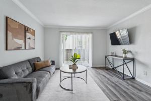 una sala de estar con un sofá y una mesa en Reserve At Westwood 3281 I Spacious 1 Bed 1 Bath, en Houston