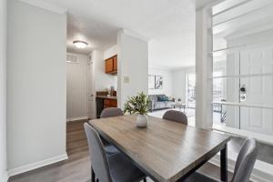 Un comedor y una cocina con mesa y sillas de madera. en Reserve At Westwood 3270 I Spacious 1 Bed 1 Bath, en Houston