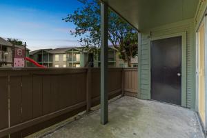 una casa con una valla y una puerta en Reserve At Westwood 2197 I Spacious 1 Bed 1bath, en Houston