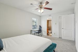 Un dormitorio con una cama y un ventilador de techo. en Reserve At Westwood 3149 I Spacious 1 Bed 1 Bath, en Houston