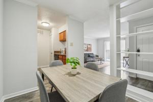 Un comedor con mesa y sillas de madera. en Reserve At Westwood 3131 I Spacious 1 Bed 1 Bath, en Houston