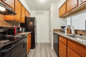 ヒューストンにあるReserve At Westwood 3155 I Spacious 1 Bed 1 Bathのシンクとコンロのあるキッチン トップオーブン +8枚の写真