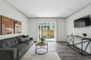 ヒューストンにあるReserve At Westwood 3155 I Spacious 1 Bed 1 Bathのソファとテーブルのあるリビングルーム
