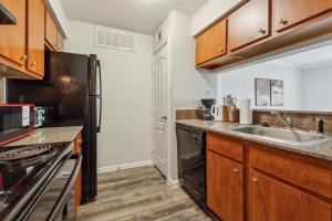 una cocina con fregadero y refrigerador en Reserve At Westwood 3281 I Spacious 1 Bed 1 Bath, en Houston 8 fotos más