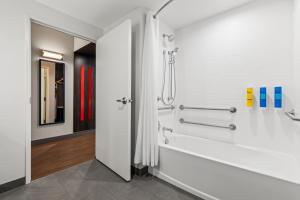 Koupelna v ubytování Tru By Hilton Aloha Beaverton + 37 fotografií
