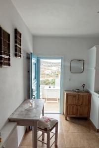 ein Esszimmer mit einem Tisch und einer Aussicht in der Unterkunft Koukida House in Donousa + 46 Fotos