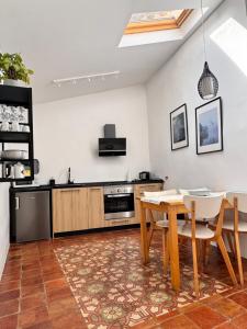 a living room with a table and a kitchen at CASITA CAZORLA in Cazorla
