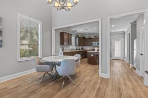 eine Küche und ein Esszimmer mit Tisch und Stühlen in der Unterkunft Luxury 2 bedroom townhouse #4 in Lake Charles