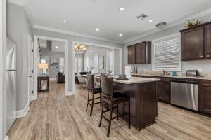 eine Küche und ein Wohnzimmer mit Tisch und Stühlen in der Unterkunft Luxury 2 bedroom townhouse #4 in Lake Charles