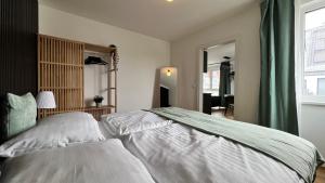 En eller flere senge i et værelse på Moderne OG Wohnung inklusive Dachterrasse