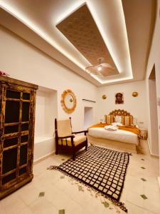 Un dormitorio con una cama y una silla dentro. en Riad Kimee Room 2, en Marrakech 12 fotos más