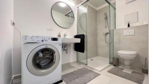 Et badeværelse på Moderne OG Wohnung inklusive Dachterrasse + 13 billeder