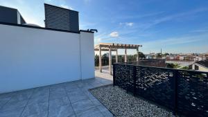 En balkon eller terrasse på Moderne OG Wohnung inklusive Dachterrasse