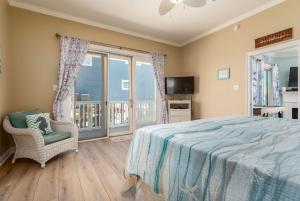 En eller flere senge i et værelse på Island Breeze