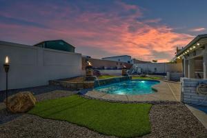 Bazén v ubytování Sahara Getaway Pool Parking Lake Views nebo v jeho okolí