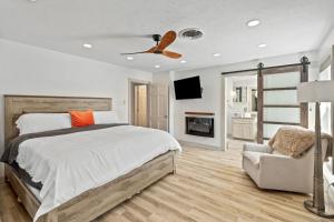 Ένα ή περισσότερα κρεβάτια σε δωμάτιο στο 3 Bedroom Home with Pool +19 φωτογραφίες