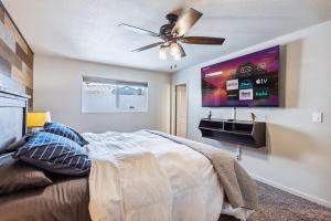 Postel nebo postele na pokoji v ubytování Sahara Getaway Pool Parking Lake Views + 46 fotografií