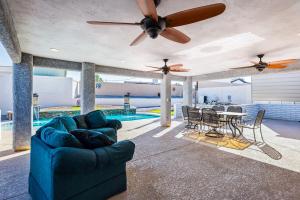 Posezení v ubytování Sahara Getaway Pool Parking Lake Views