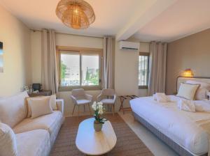 Postel nebo postele na pokoji v ubytování Hôtel Lou Juan
