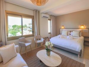 Postel nebo postele na pokoji v ubytování Hôtel Lou Juan