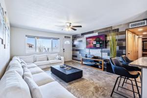 Posezení v ubytování Sahara Getaway Pool Parking Lake Views